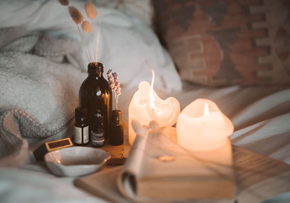 Bougies allumées et ambiance intime dans une chambre